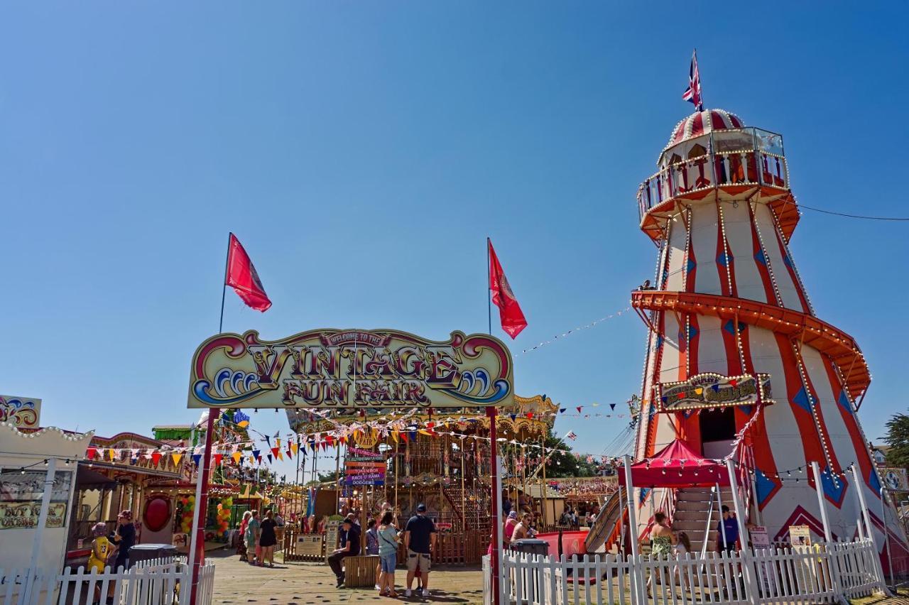 Caravan For Hire At St Osyth Beach Holiday Park In Essex Ref 28107Y Clacton-on-Sea Exterior photo